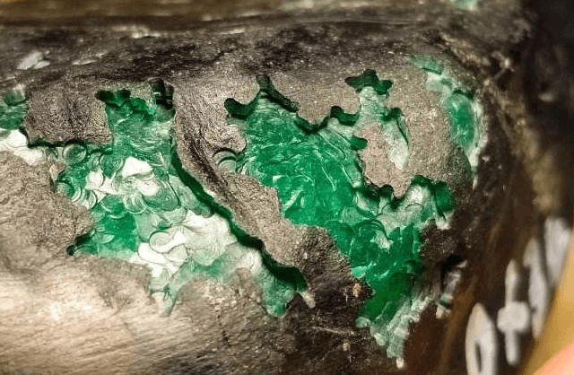 翡翠毛料价格是多少?扒一扒翡翠毛料的赌石技巧! 第3张