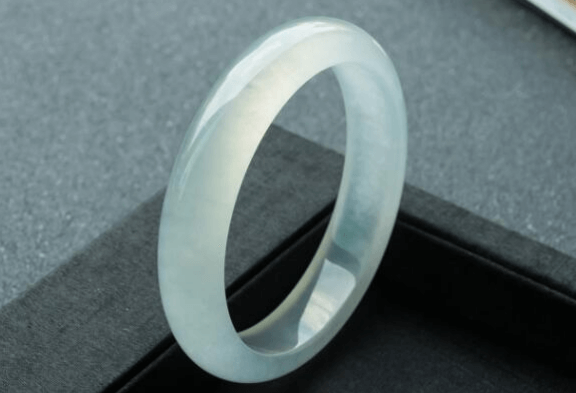 年轻女孩适合戴翡翠吗？选择正确的款式非常重要！   第1张