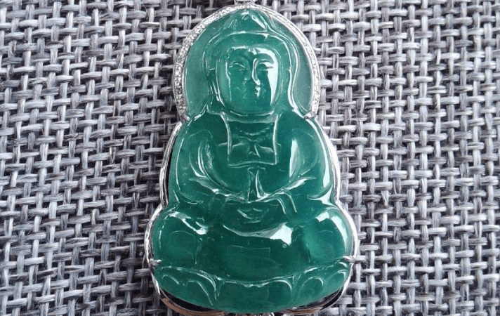 蓝绿色翡翠是什么种？很多人对它爱不释手的原因在哪里？   第2张