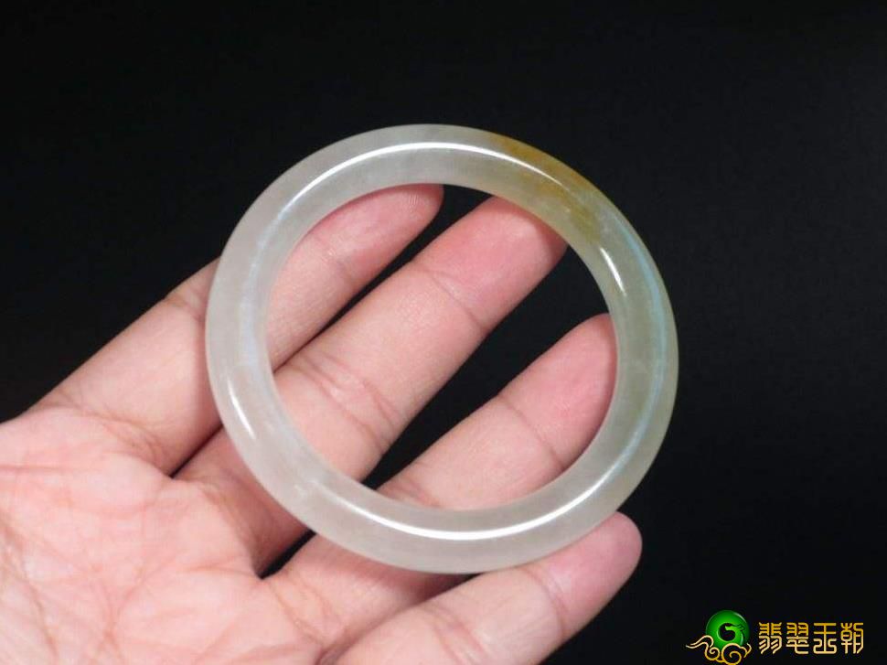 冰种翡翠手镯好看吗？我们应如何佩戴？   第1张