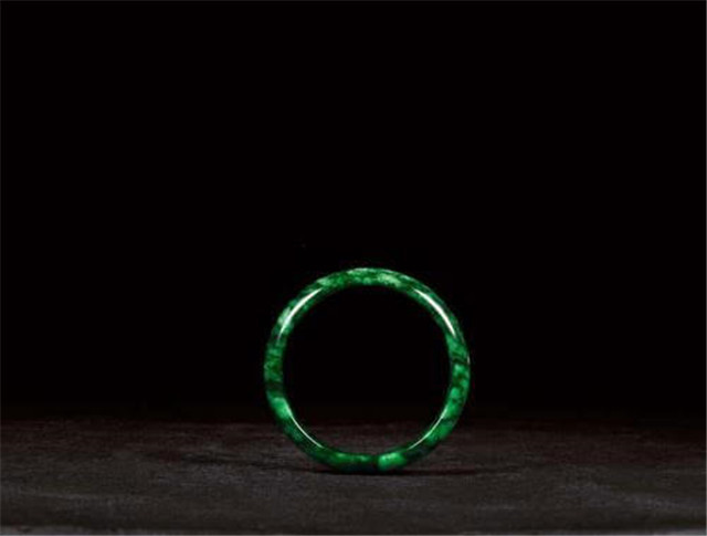 翡翠铁龙生值钱吗?来看看不就知道了! 第2张