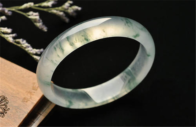 无色冰种翡翠手镯价格高吗？我们一起来估估价！   第3张