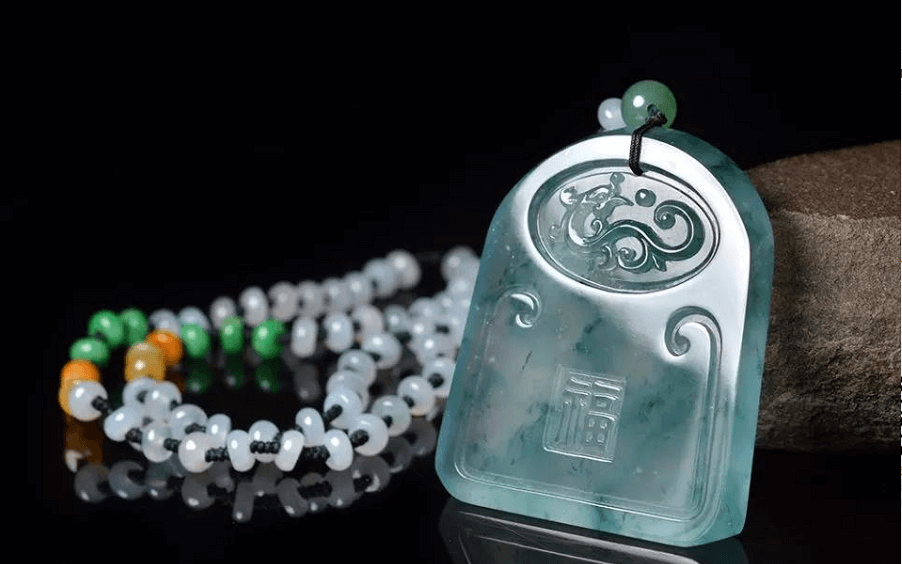  想要入手翡翠挂件吗？快来看看蓝水冰种翡翠挂件的价格吧！   第1张