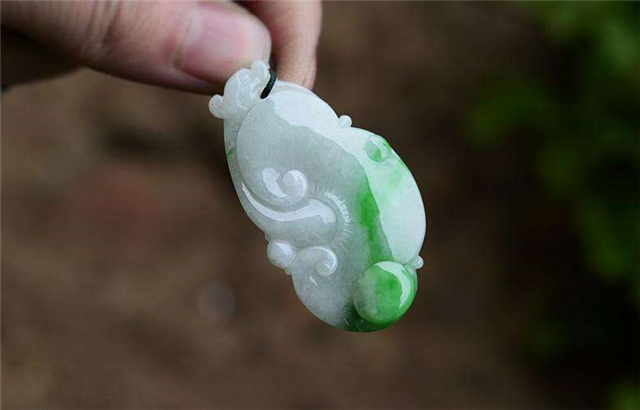 白底青翡翠适合什么人？白底青翡翠的价值怎么样？   第2张