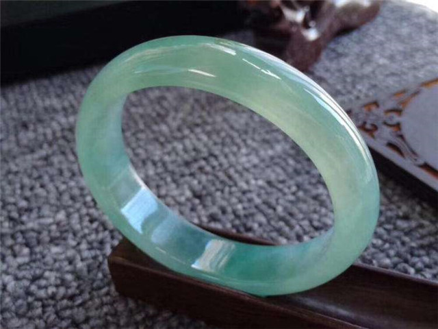 晴水翡翠手镯价格贵吗?我们要如何保养它! 第3张