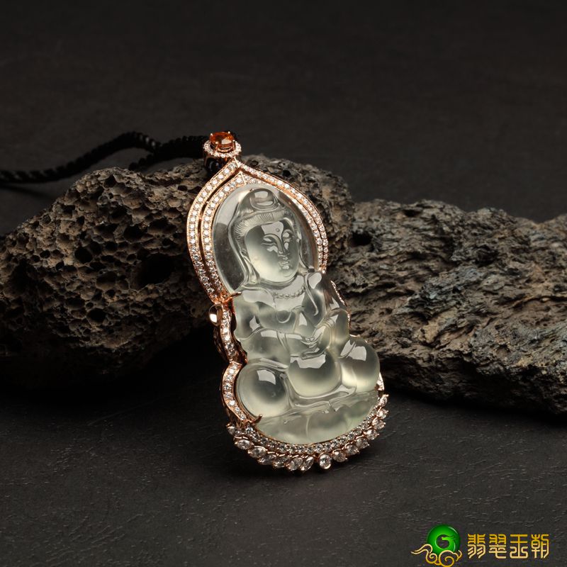 哪三种女人,最好别戴翡翠手镯?佩戴翡翠手镯还有这些讲究? 第2张