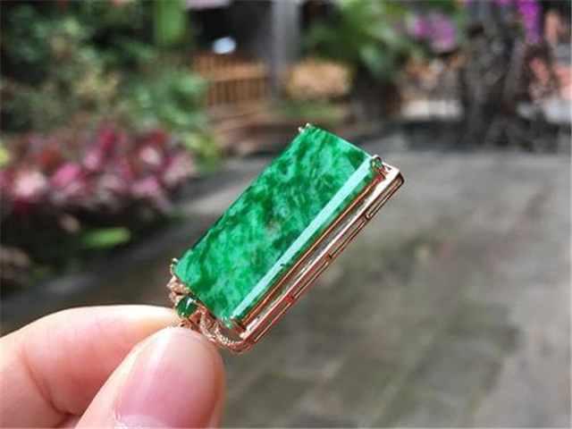 翡翠挂件买什么形状的好？看完再下决定也不迟！   第3张