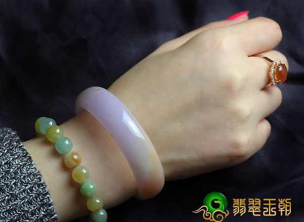 哪三种女人,最好别戴翡翠手镯?佩戴翡翠手镯还有这些讲究? 第1张