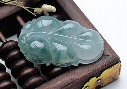 翡翠和玉有什么区别？你知道翡翠和玉哪个更加值钱吗   第2张