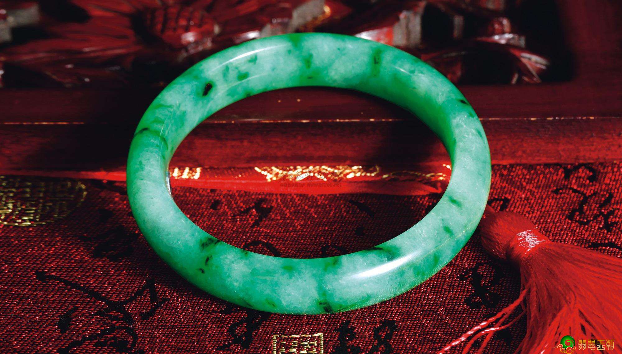 迅速掌握翡翠镯子如何配戴有气质 第1张