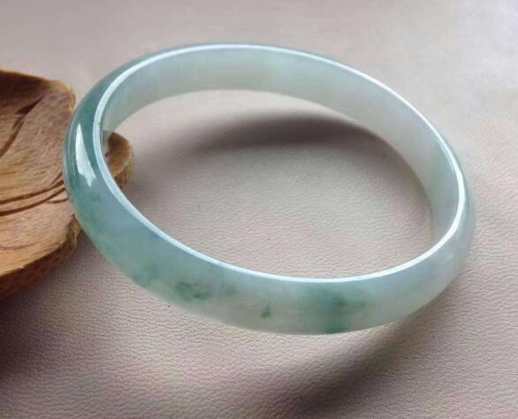 3万左右的翡翠手镯是什么样的 下文带你一探究竟 第1张