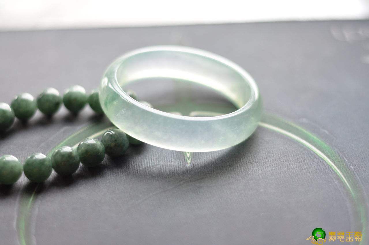 如何确定翡翠手镯价格？为什么它们的价格相差悬殊？   第1张