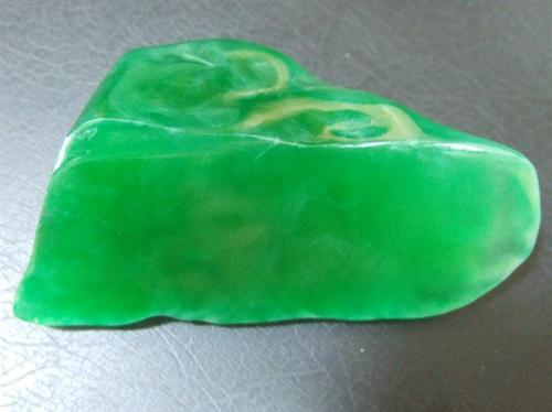 翡翠毛料该如何鉴别真假呢？有什么鉴别标准吗？   第2张