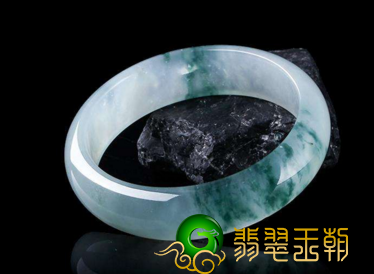 冰种飘花翡翠镯子的价格多少 