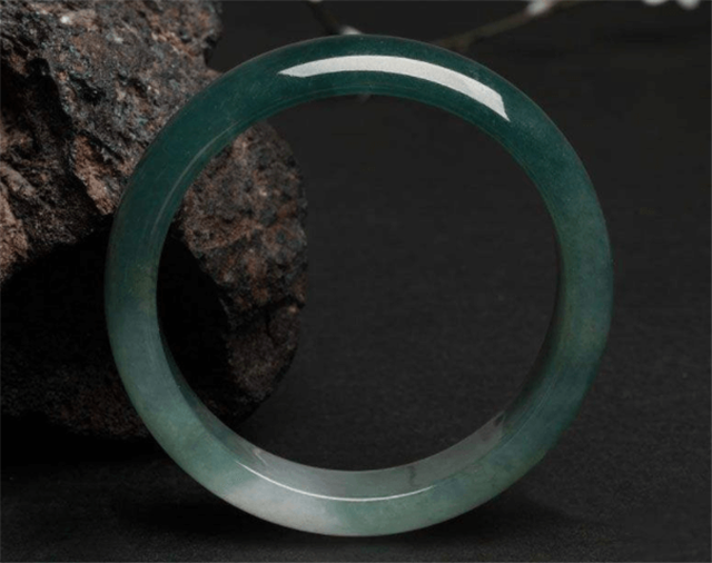 影响翡翠玉镯批发价格原因是什么？让我一一来为你解析！   第1张