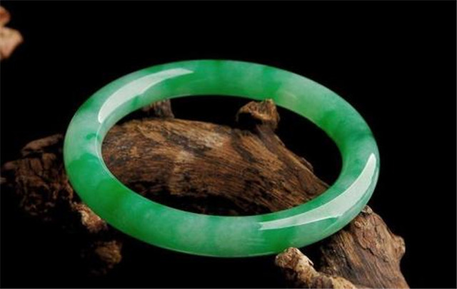 豆青种翡翠的价格多少？综合性各个方面看来一下！   第3张