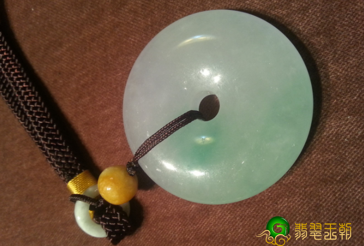 翡翠平安无事牌的配戴有哪些注重？有的翡翠戴不对很有可能会招灾   第2张
