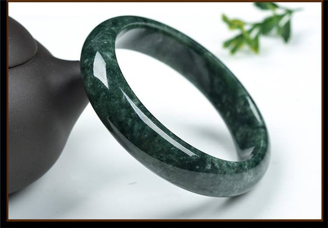 油青种翡翠手镯价值低?它不为人知的一面! 第1张
