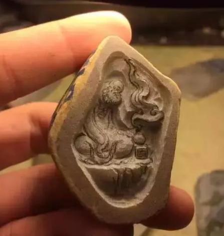 
巧夺天工！廉价选购的翡翠翡翠原石历经手工雕刻后绮丽超级变身，身家疯涨
   第4张