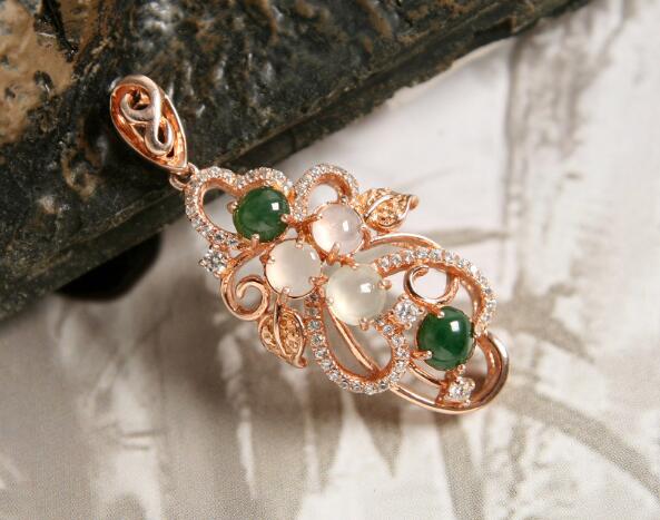 及时知晓天然翡翠吊坠的价格是多少 不怕被宰   第1张