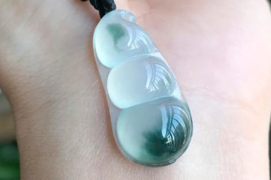 飘蓝花翡翠属于什么种 飘蓝花翡翠手镯的寓意   第3张