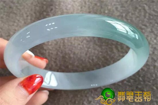 女人戴翡翠手镯的寓意是什么?戴翡翠手镯的寓意你知道吗?   第2张