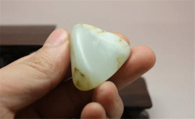 和田玉有白点是什么料?绝大部分玉料都可能有! 第1张