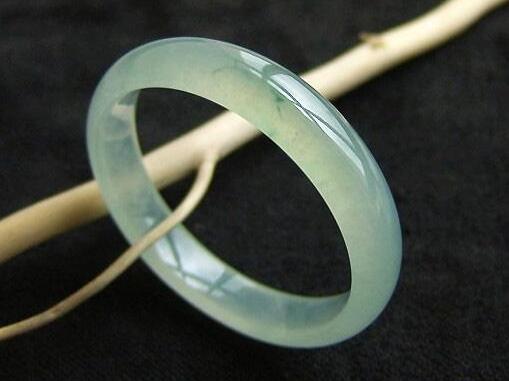 究竟手镯玉的好还是翡翠的好 买过的人进来说说 第2张