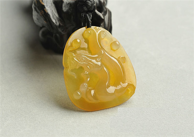 黄翡翠和红翡翠哪个贵？影响它们价格的因素有哪些？   第3张