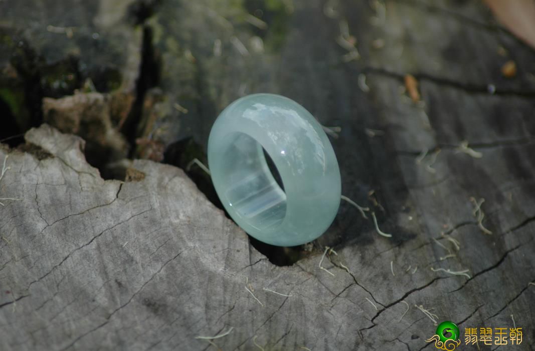 如何选购冰种翡翠吊坠？翡翠吊坠都有什么寓意？   第2张