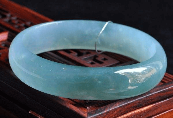 缅甸翡翠有蓝色的吗？为什么它的价值比普通翡翠更高？   第1张