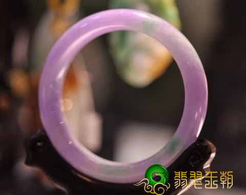 春带彩翡翠镯子如何选 春带彩翡翠镯子 