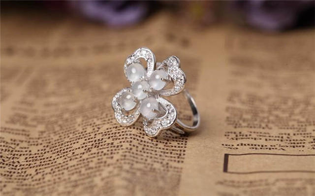 翡翠起胶和起光哪个贵?它们有不同的特色,值得我们购买! 第3张