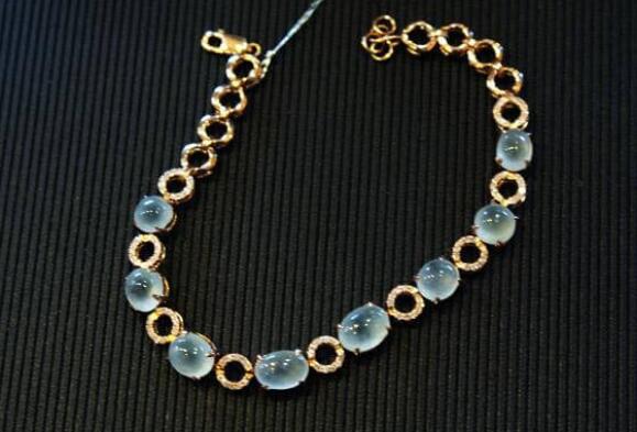 天然翡翠手链的价格贵吗 有没有什么佩戴的禁忌   第1张