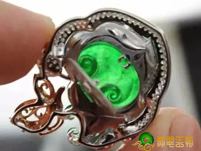 翡翠封底到底有什么猫腻？现在知道了还不晚   第2张