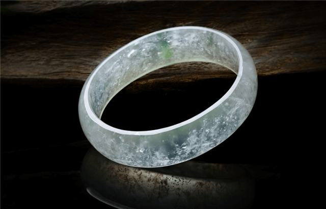 有瑕疵的翡翠手镯值得买吗?不同瑕疵不能一概而论 第3张