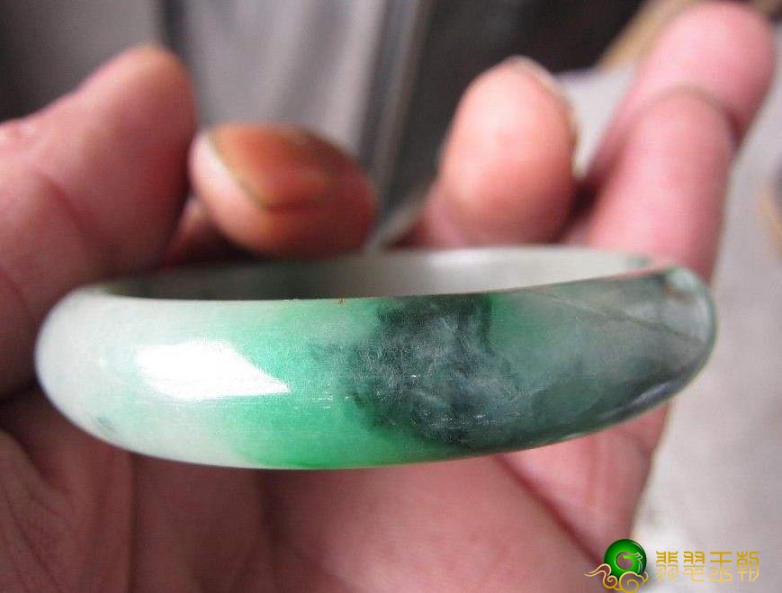 翡翠手镯的颜色有哪些？它们各自有何寓意？   第2张