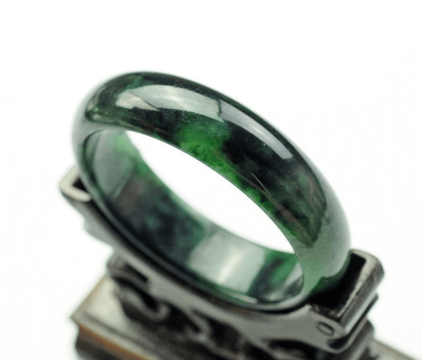 最近很火的墨绿翡翠怎么挑？看完才知道！   第3张