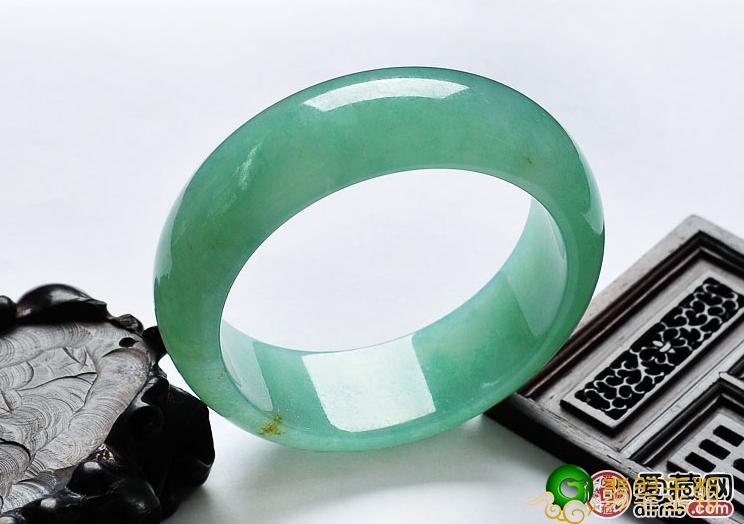 豆绿色翡翠镯子是啥，如何购买豆绿色翡翠镯子   第2张
