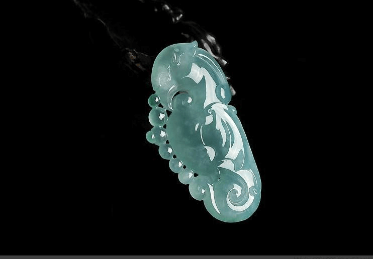  想要入手翡翠挂件吗？快来看看蓝水冰种翡翠挂件的价格吧！   第3张