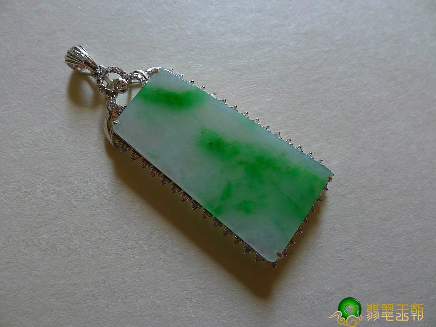 翡翠平安无事牌的配戴有哪些注重？有的翡翠戴不对很有可能会招灾   第1张