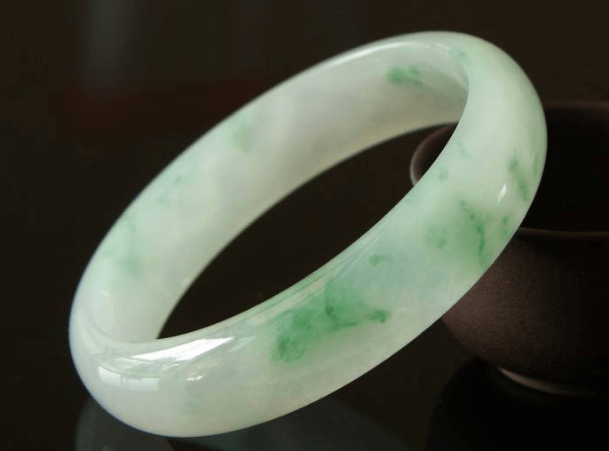 读懂洗尽铅华的美好,年轻女孩也适合戴翡翠 第1张