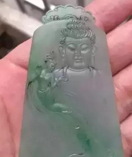 
玉石雕刻著作《敦煌飞仙》手工雕刻全过程，巧雕的边料绮丽变身记
   第3张