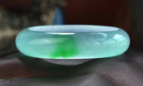 八三玉属于翡翠吗 八三玉值不值得买 