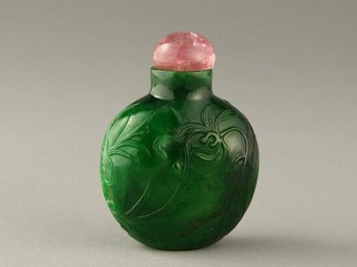 老翡翠鼻烟壶市场价格是多少？鼻烟壶为何受到国人欢迎？   第2张