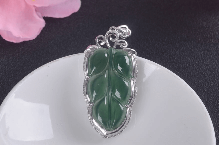 想了解冰种油青翡翠价格吗？赶紧来看看吧！   第2张