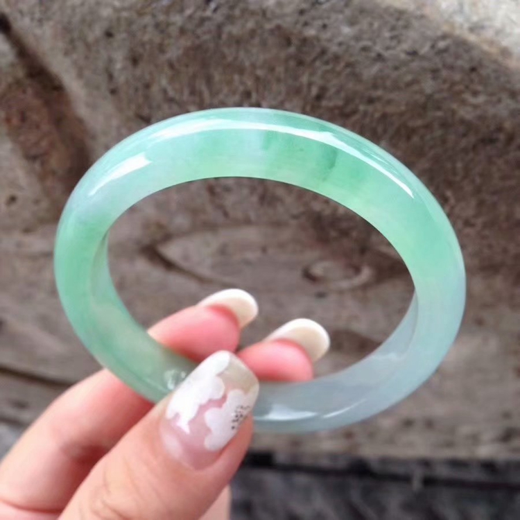 翡翠a货手镯是什么意思？应该如何鉴定这种手镯呢？   第1张