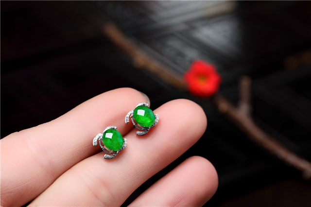 翡翠耳钉适合什么年龄的人戴?翡翠耳钉的寓意你知道嘛! 第1张