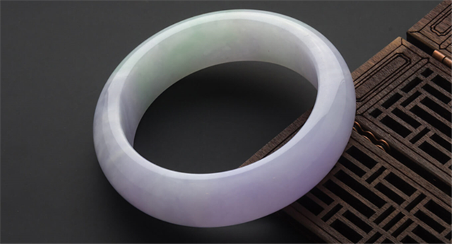 玉手镯什么颜色显年轻?你的年龄适合戴什么样的玉手镯? 第1张