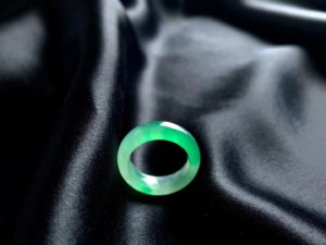 阳翠绿色的翡翠戒指   第1张